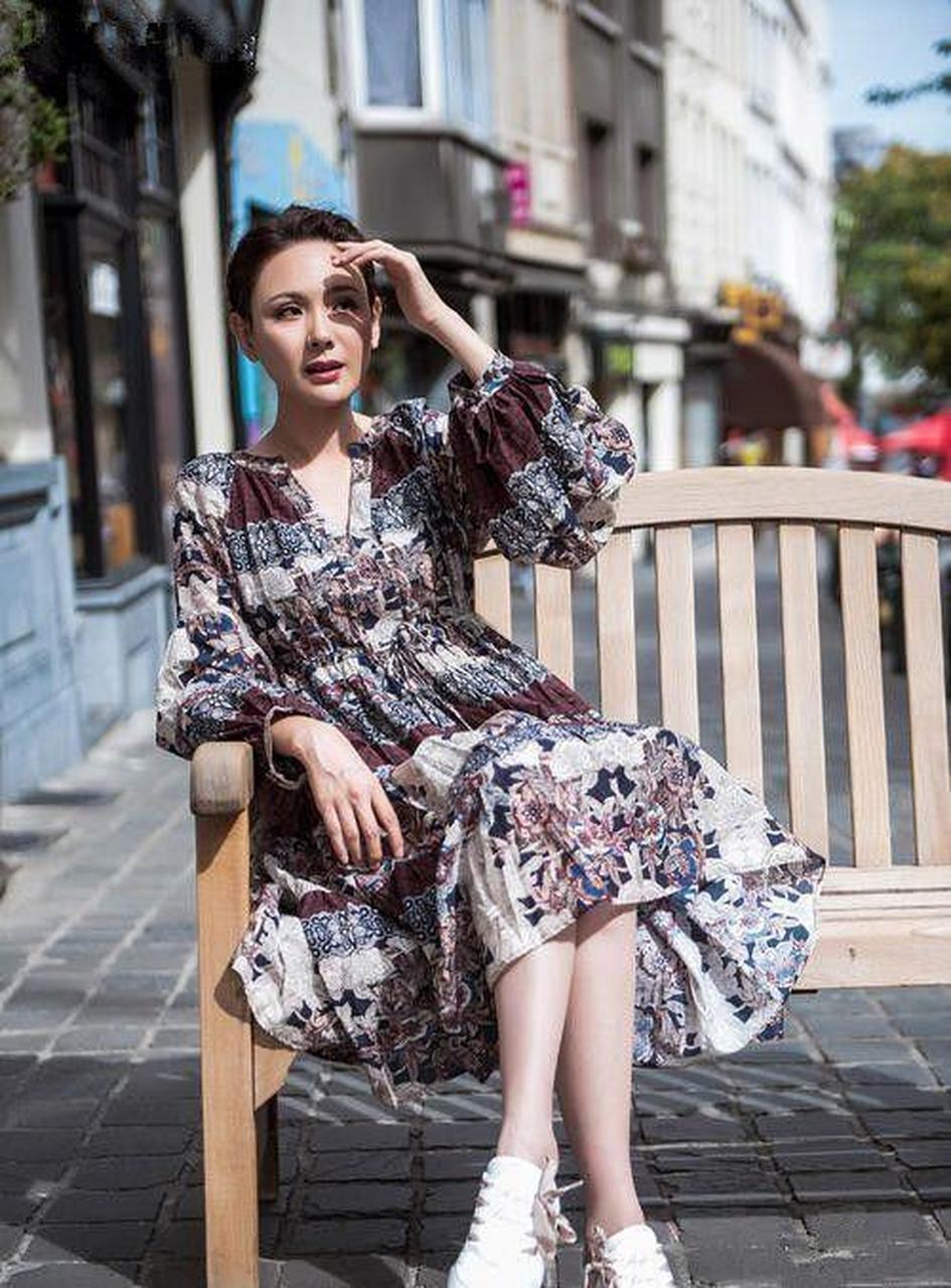 真被程莉莎撩住,43岁一袭白色蓬蓬裙美成伊丽莎白,又美又气质