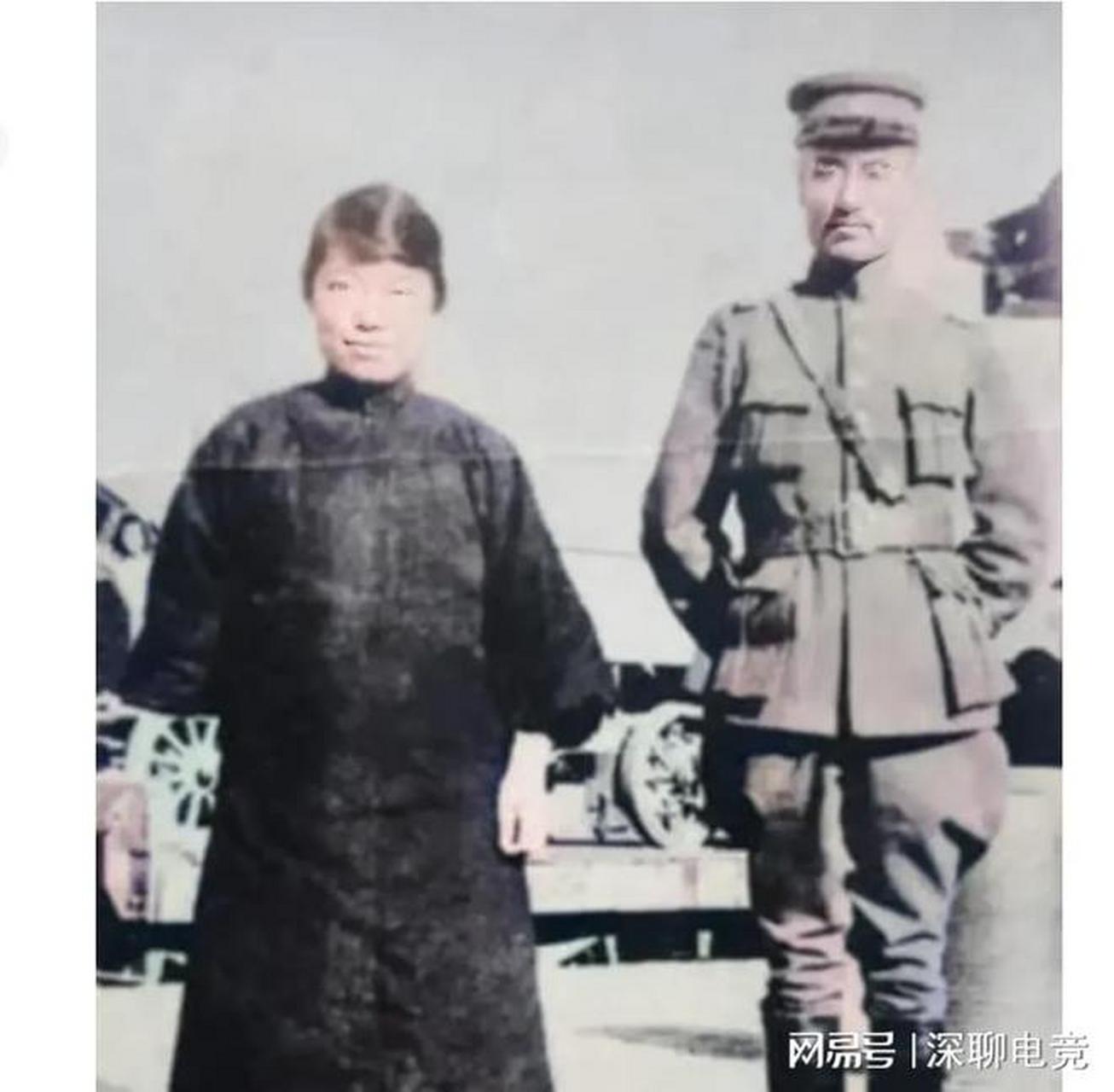 这张老照片拍摄于1924年,照片中的夫妇是郭松龄和韩淑秀