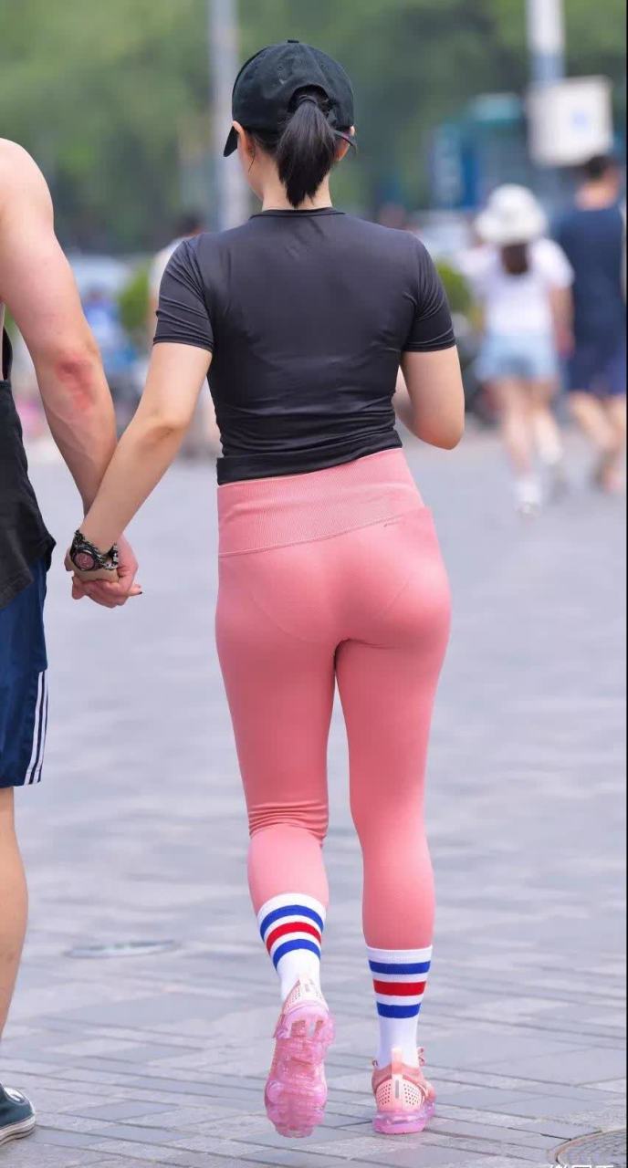 穿粉色紧身健美裤的性感女孩,好健硕的身姿,都是健身效果