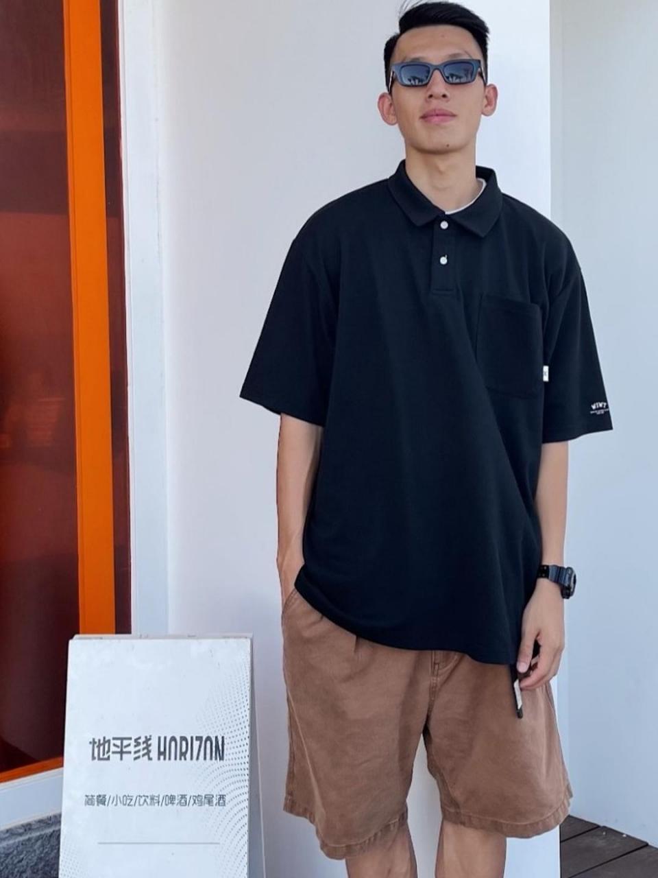 纯色polo衫搭配短裤,文艺干净,看起来就很舒适,上身版型更没得说