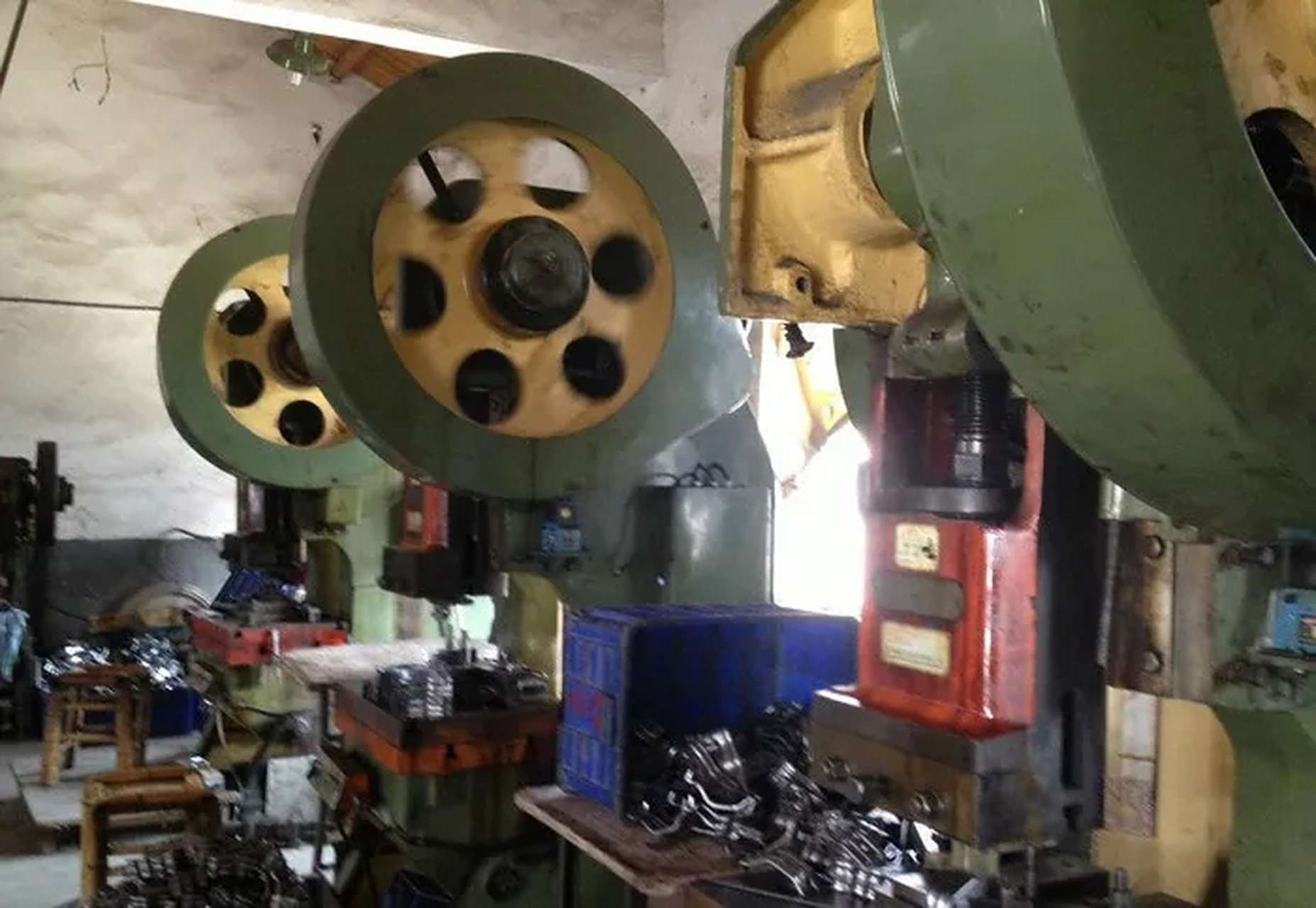 厂里1位机修工被老板给炒了,机修在车间修完机后,在观察机器运转过程