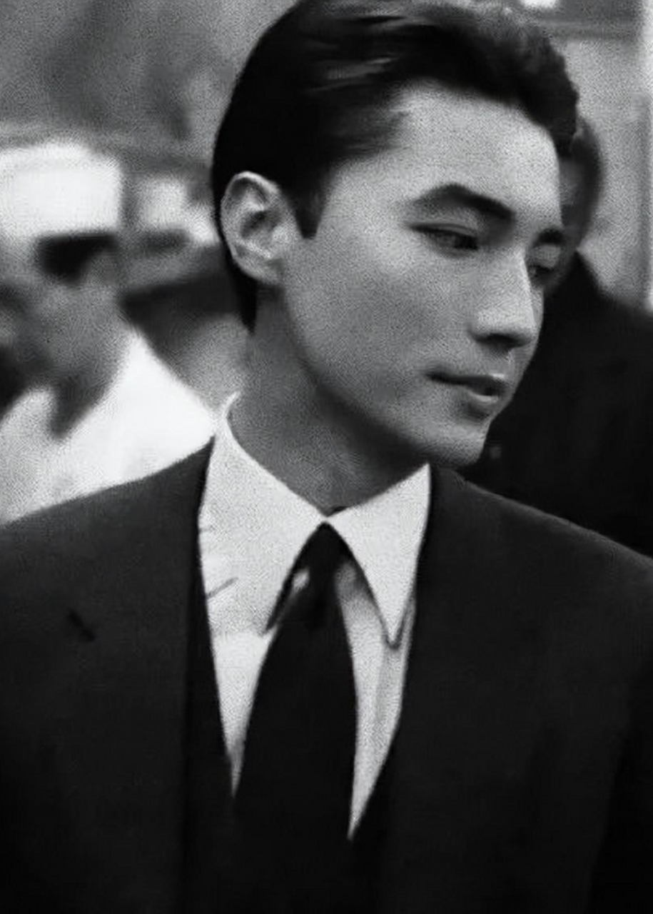 亚洲最帅男人"尊龙"近照曝光,一生无父无母无妻无子,年轻时那张脸能