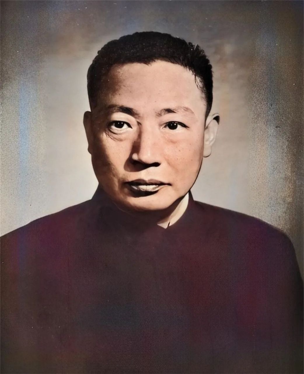 1956年,军统特务头子毛人凤重病在床,妻子向影心端来一碗药让其喝下