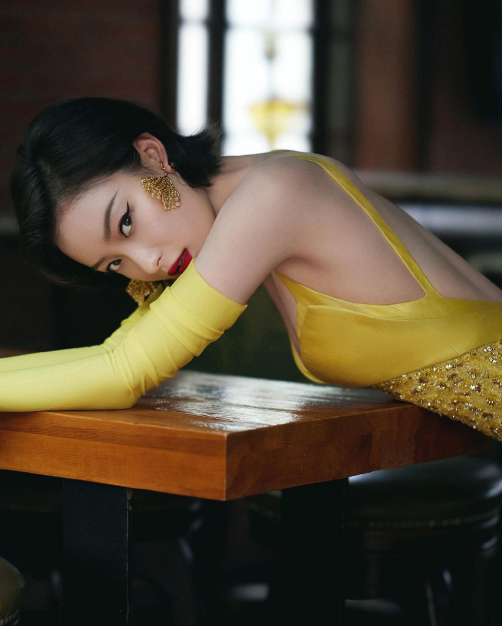 倪妮黄色露背长裙,复古名伶造型高贵优雅!#倪妮