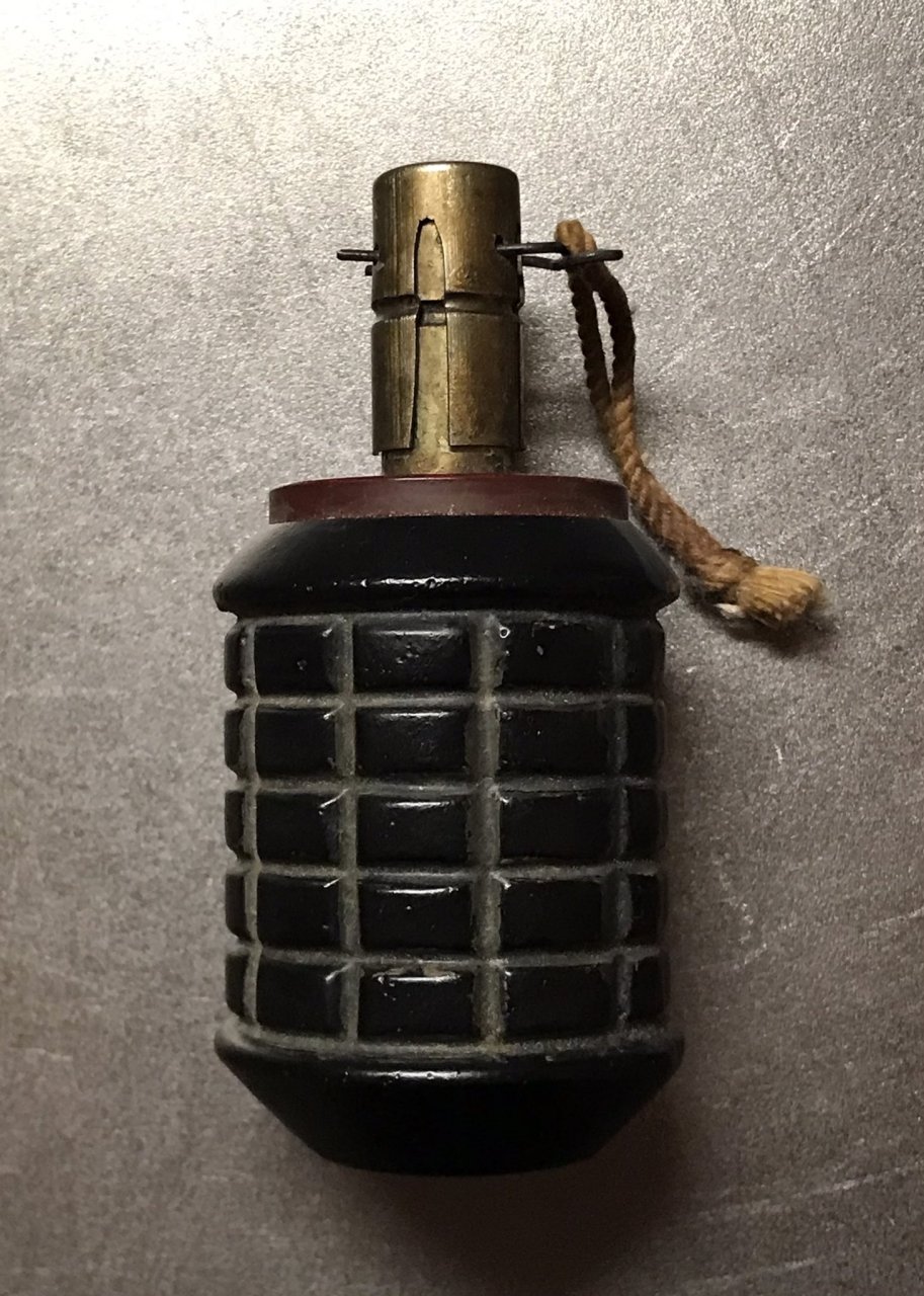 塑料模型smoky's 97式手榴弹 使用内置弹簧的伪引信,拔出销钉并发出咔