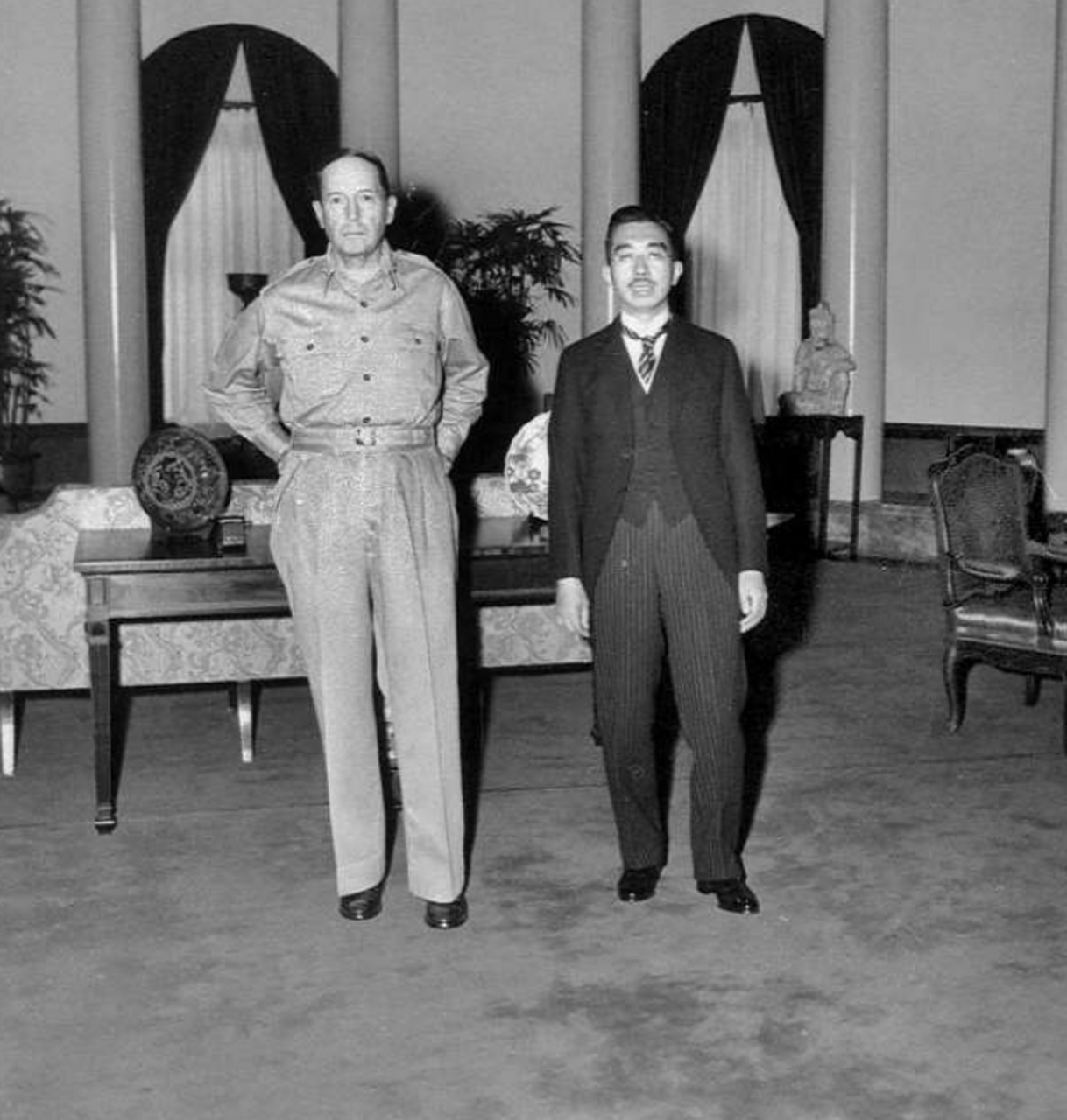 日本无条件投降后,麦克阿瑟和日本天皇会晤,不说你是不是以为是美国