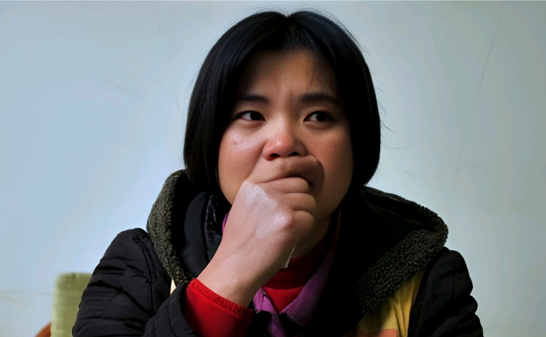 这是死刑犯杨菊芬在2011年接受记者采访是的场景,谈及过往时她一直面