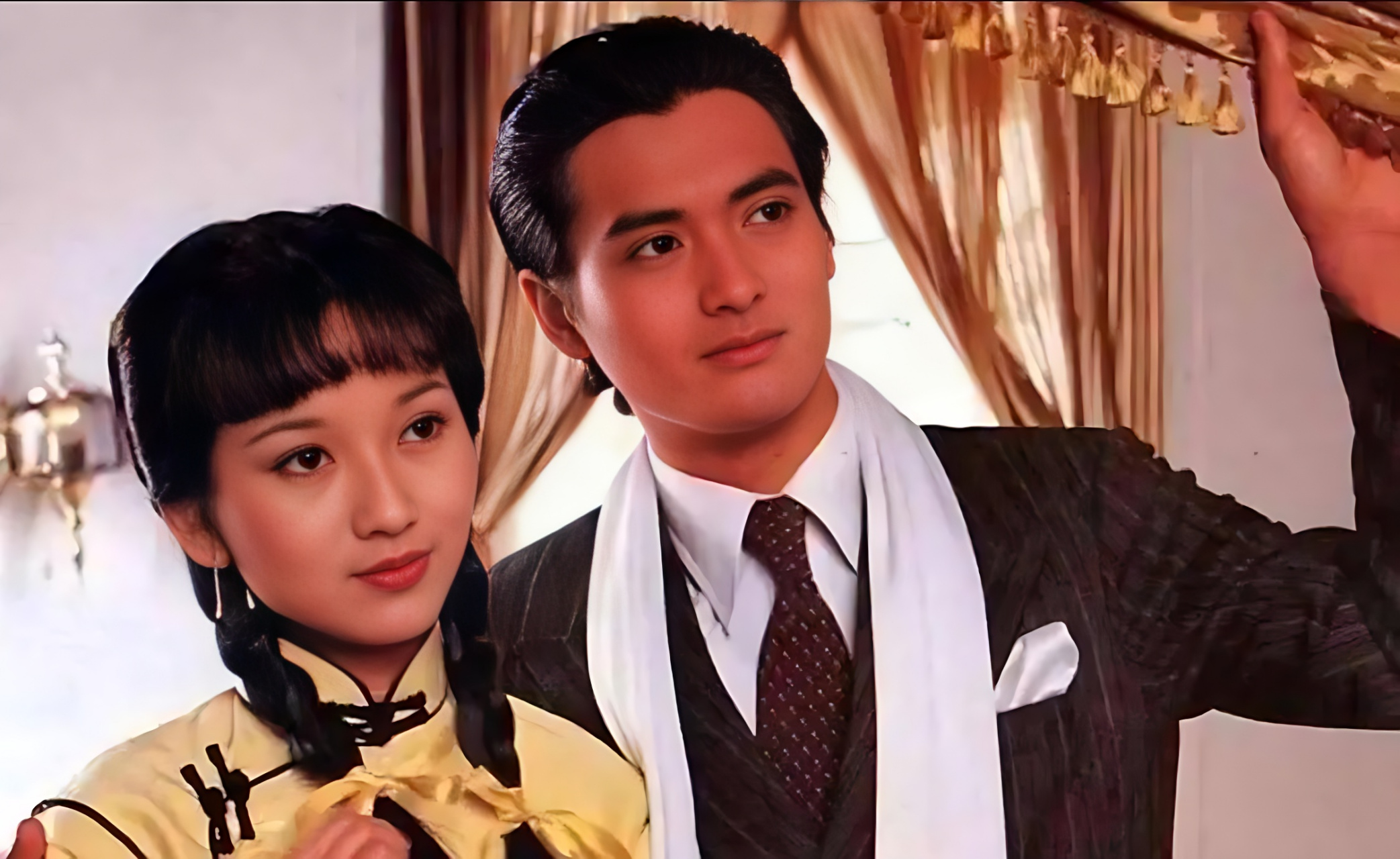 这部电视剧以上海滩黑帮为背景,讲述了一个爱情和复仇的故事.