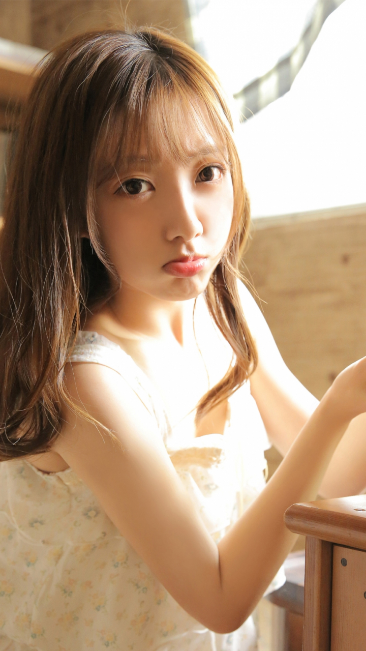 美女水灵灵大眼,清纯可爱 美女眨着那双水灵灵的大眼睛,神态自若的她