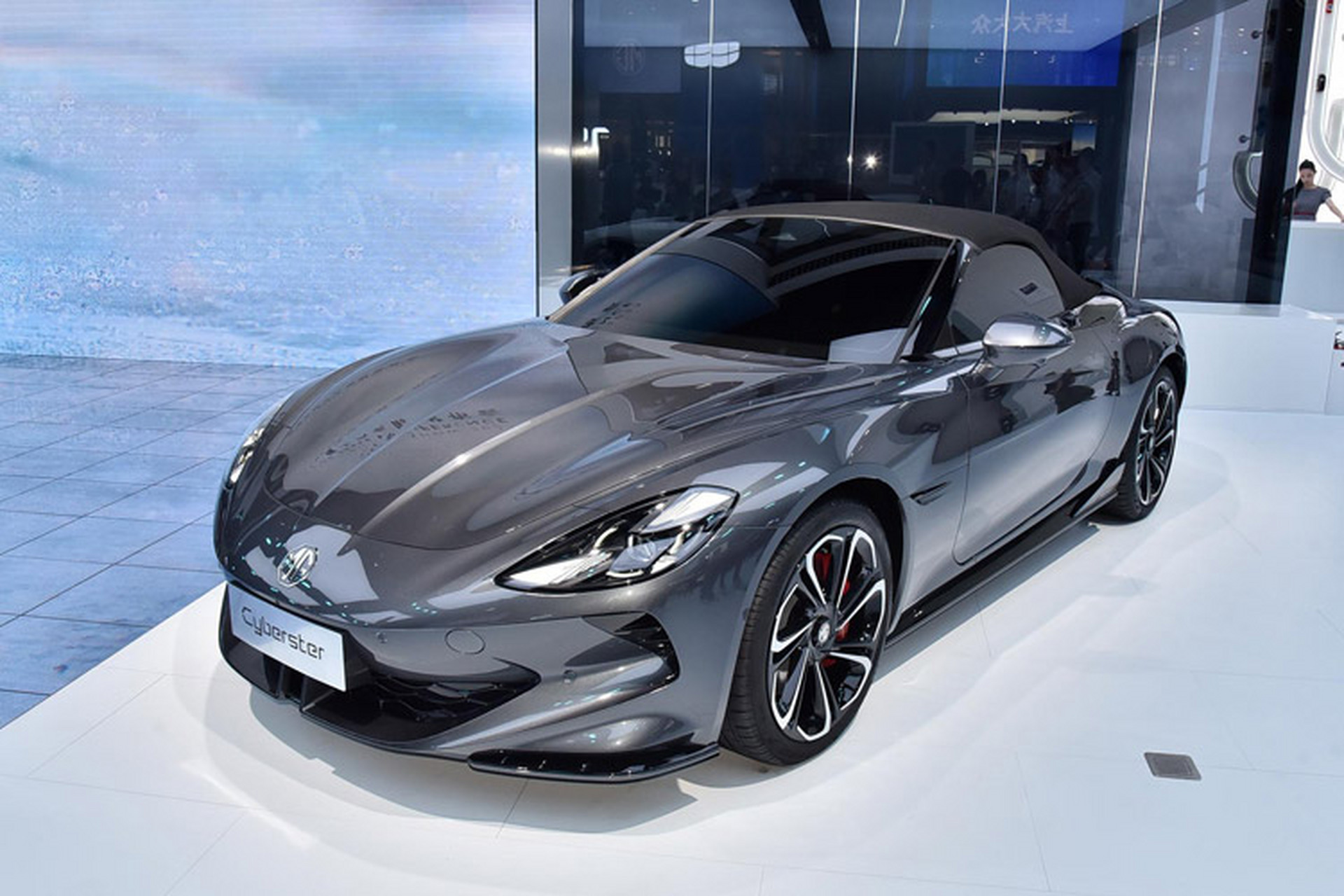 mg cyberster将于9月26日上市,该车是名爵旗下的纯电电动跑车,采用两