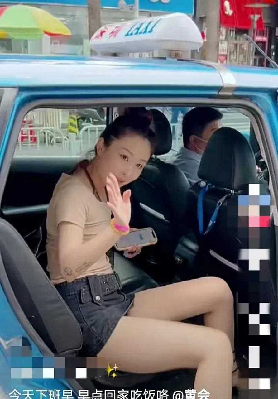 黄会赢前阵子去深圳参加车展,据说在车展上一直不停地跳舞,一天才500