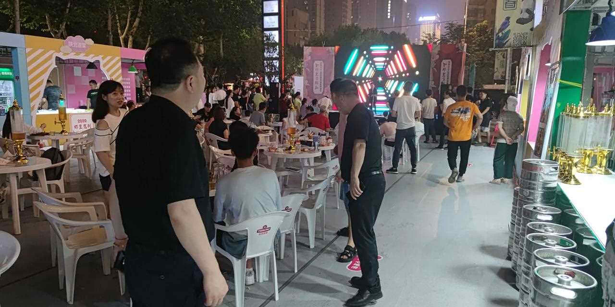 龙首原的盛龙广场这里,最近正在举行啤酒烧烤节,这边因为离地铁站近
