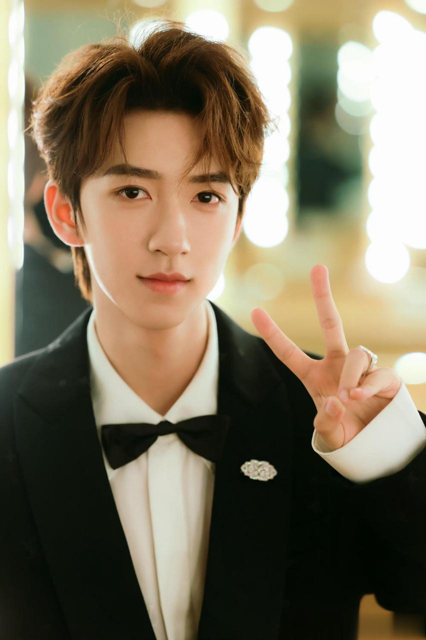 贺峻霖把道具手机屏保换成自拍 贺峻霖全员加速中花絮,把道具手机的