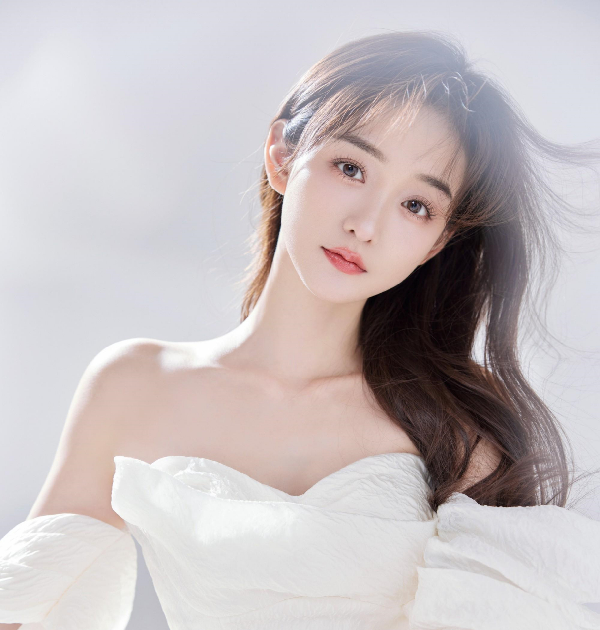 何泓姗纯净私服美照,一袭白色长裙曼妙轻盈,尽显唯美浪漫格调