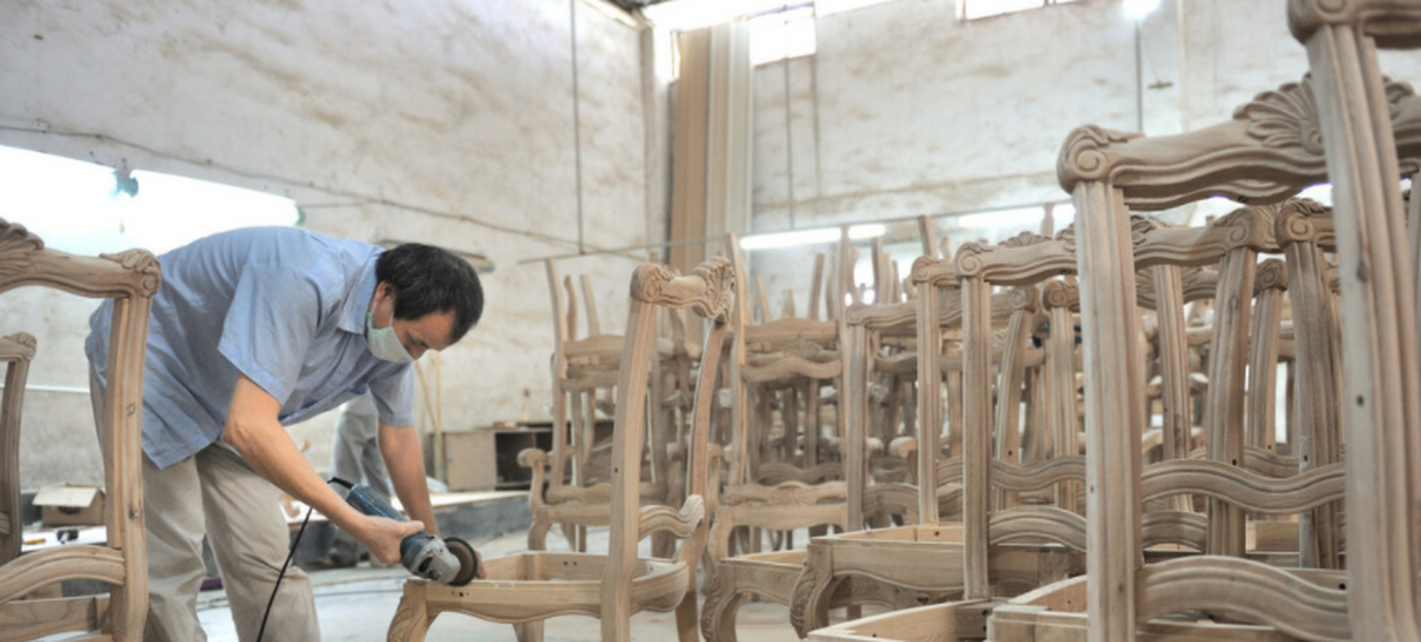 有了孩子后,两人没有继续外出打工,杨花在家带孩子,彭小华在附近工厂