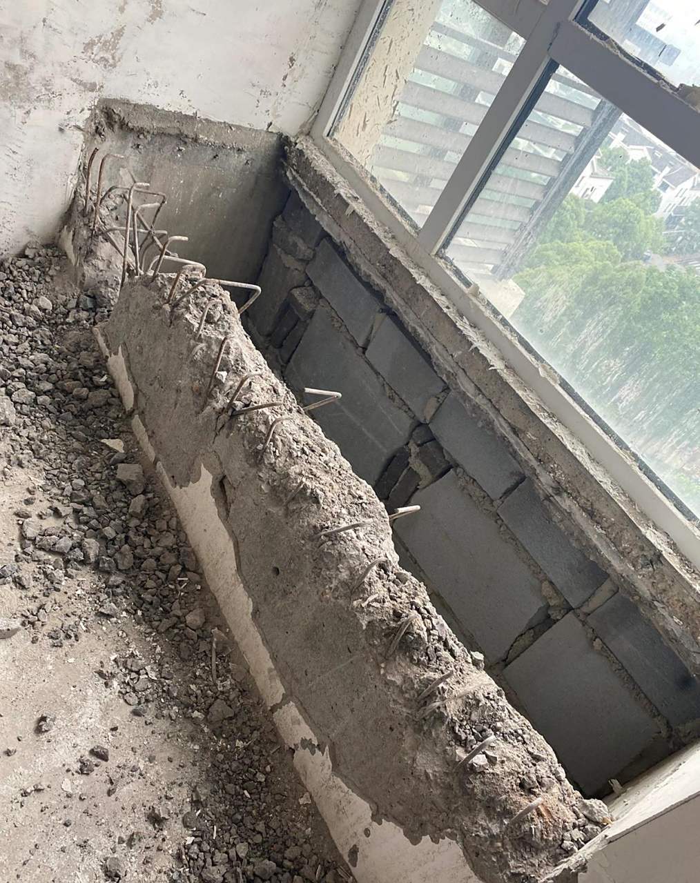 刚看到一篇砸飘窗的,请问这个飘窗可以砸吗?