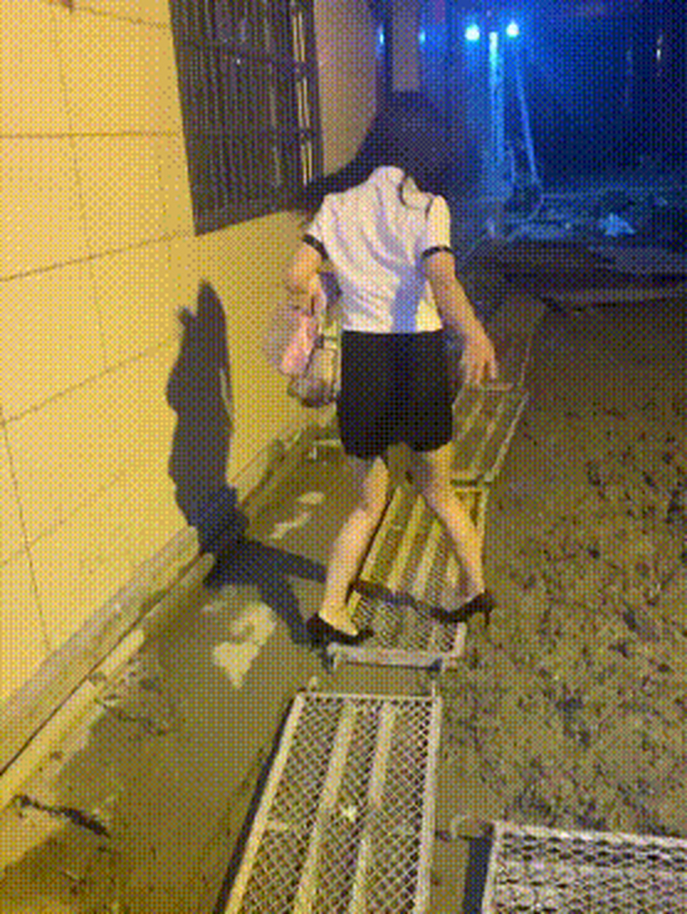 搞笑gif动图# 只有穿高跟鞋才知道的痛!#gif创作人