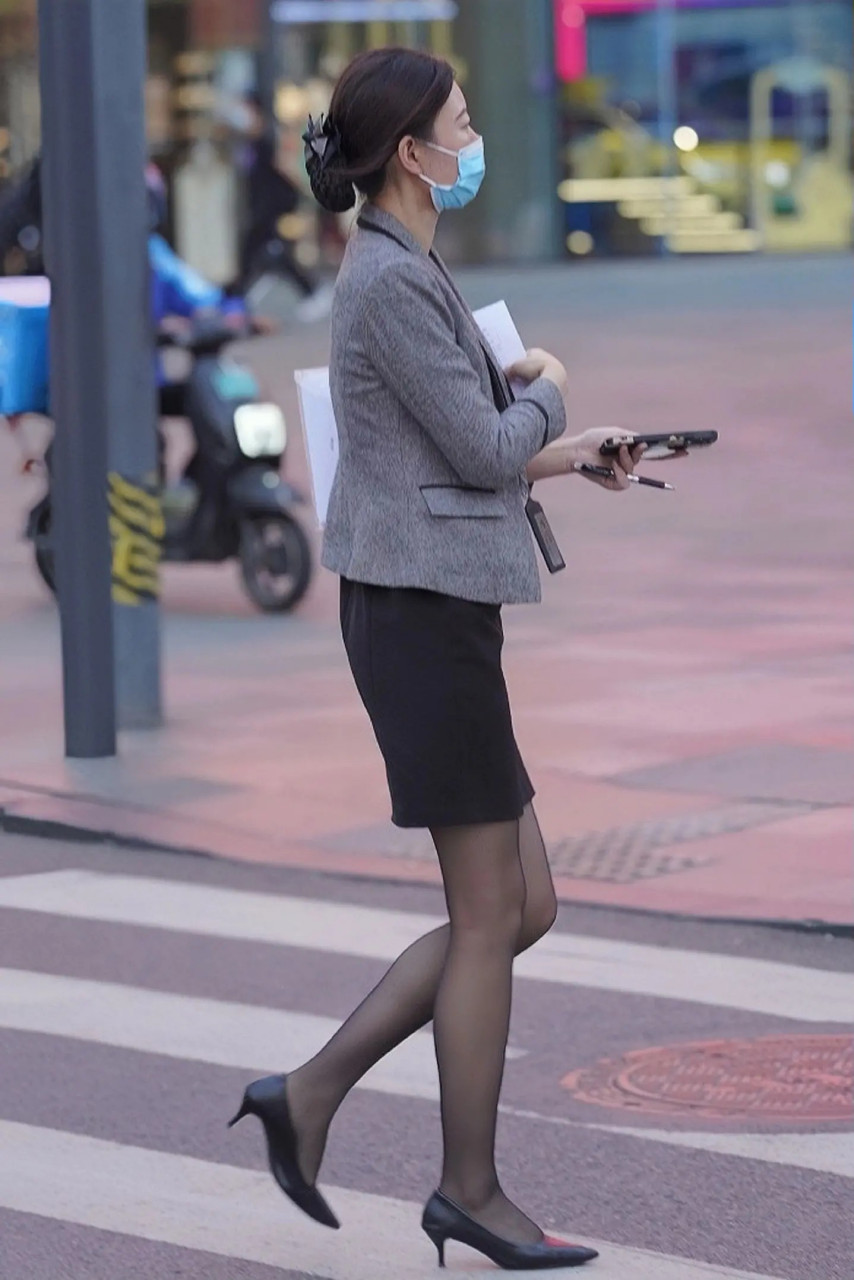 街拍职业装黑丝大长美腿丸子头气质美女