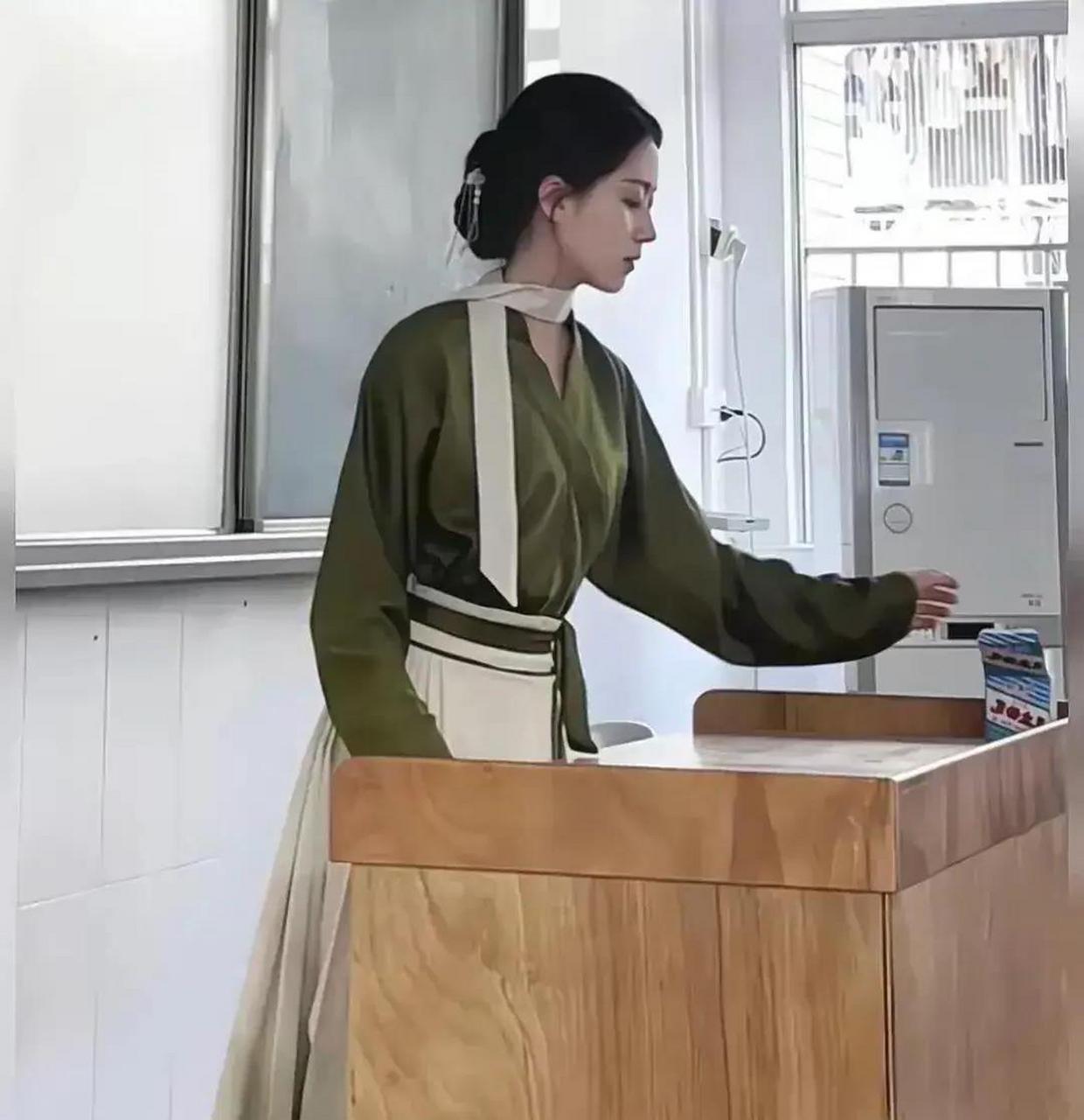 网友:漂亮的老师,那都是别人家的老师