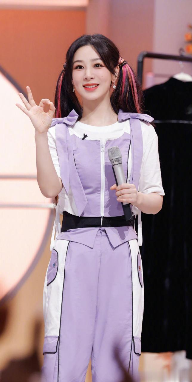 杨紫你好星期六剧照来了旗袍造型优雅又温柔,双马尾甜酷十足,反差感绝