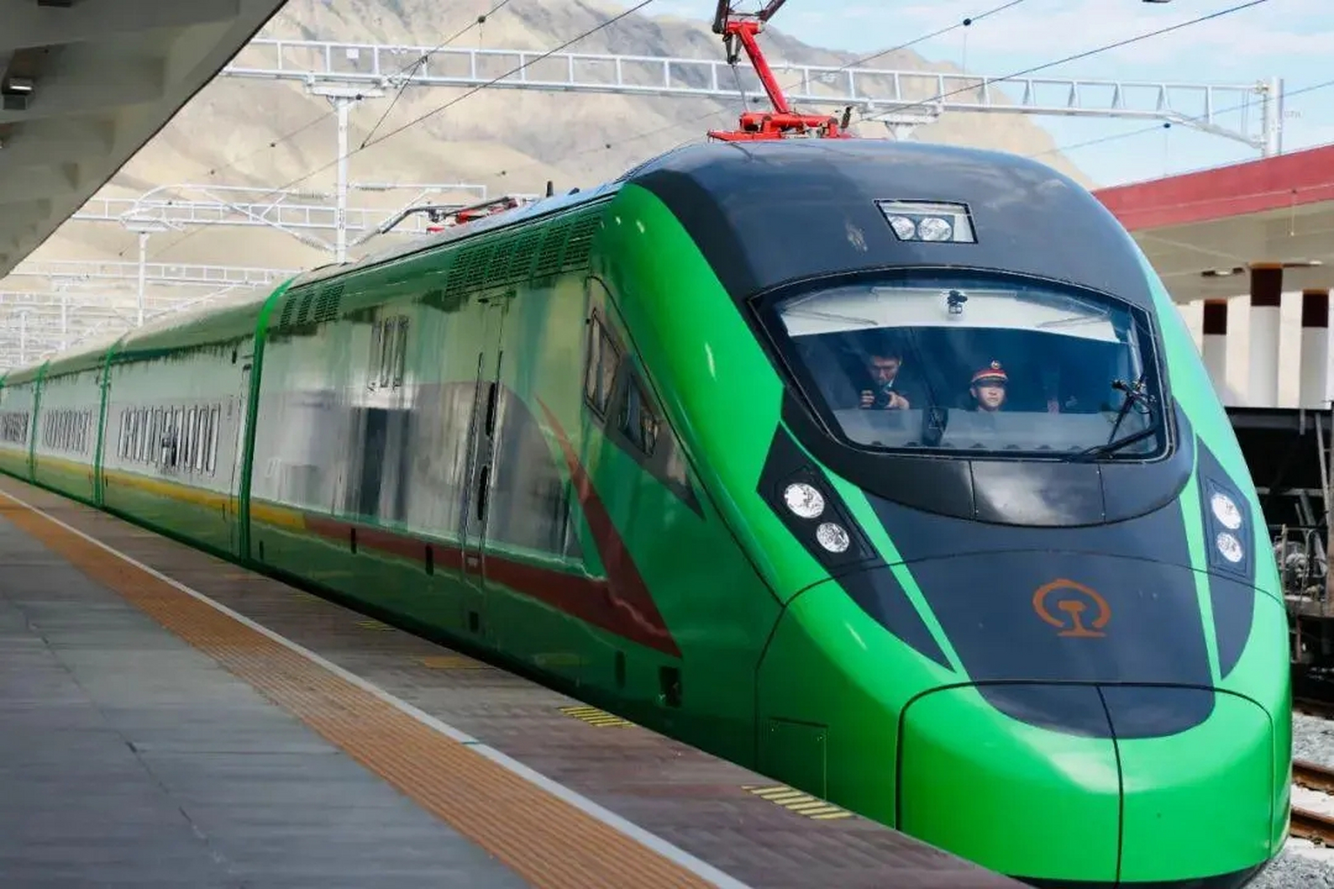 青藏铁路西宁至格尔木段"复兴号"动车组7月1日正