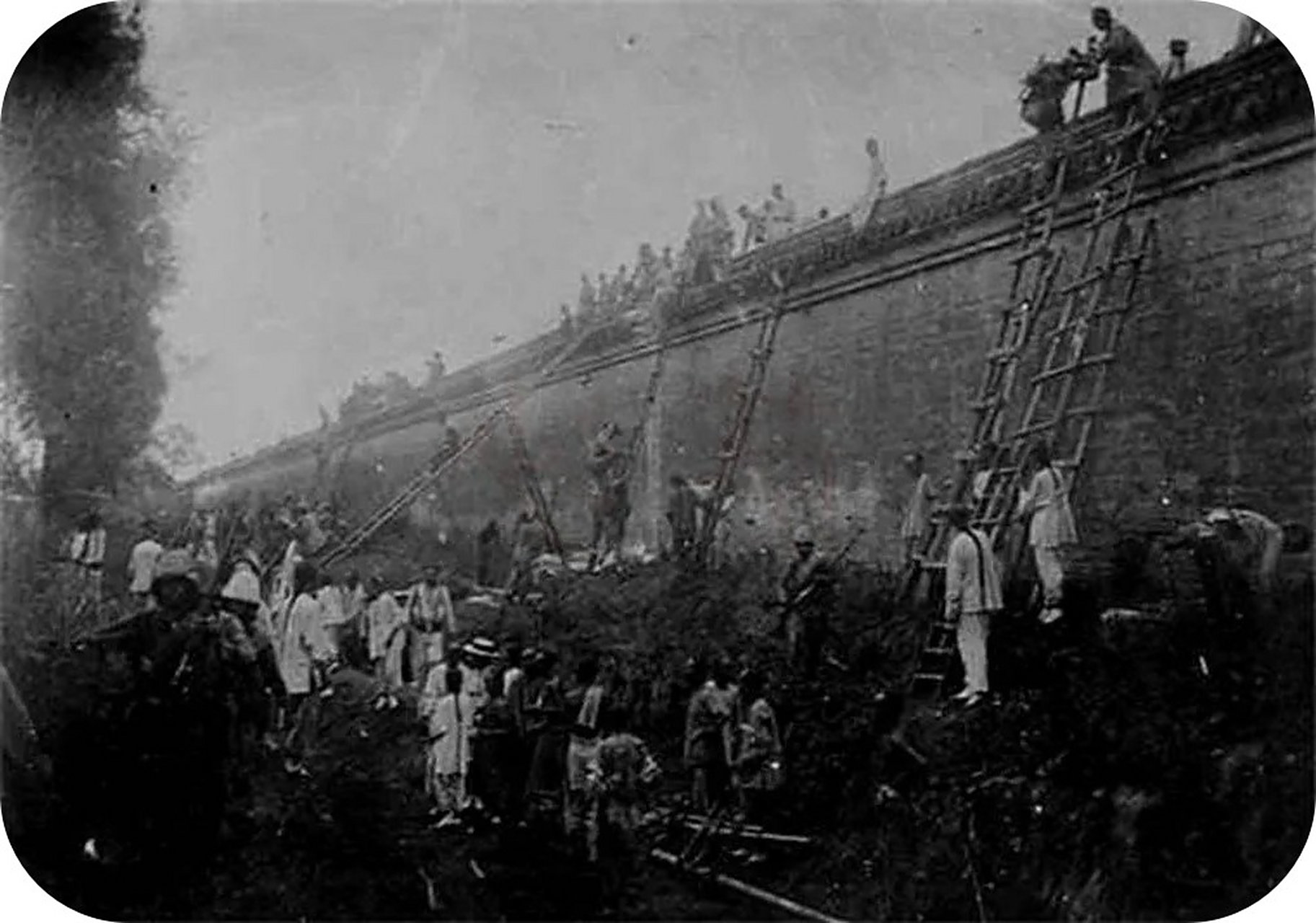 在19世纪末,八国联军入侵北京城,平民百姓并未躲避,反而聚集一起观看