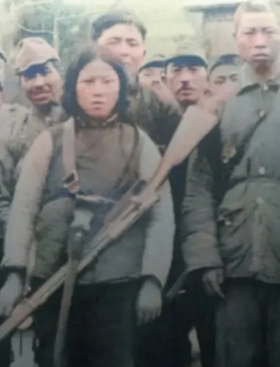 这张照片拍摄于抗战时期,抗日女英雄姚英不幸被日寇俘虏,她被一群日寇