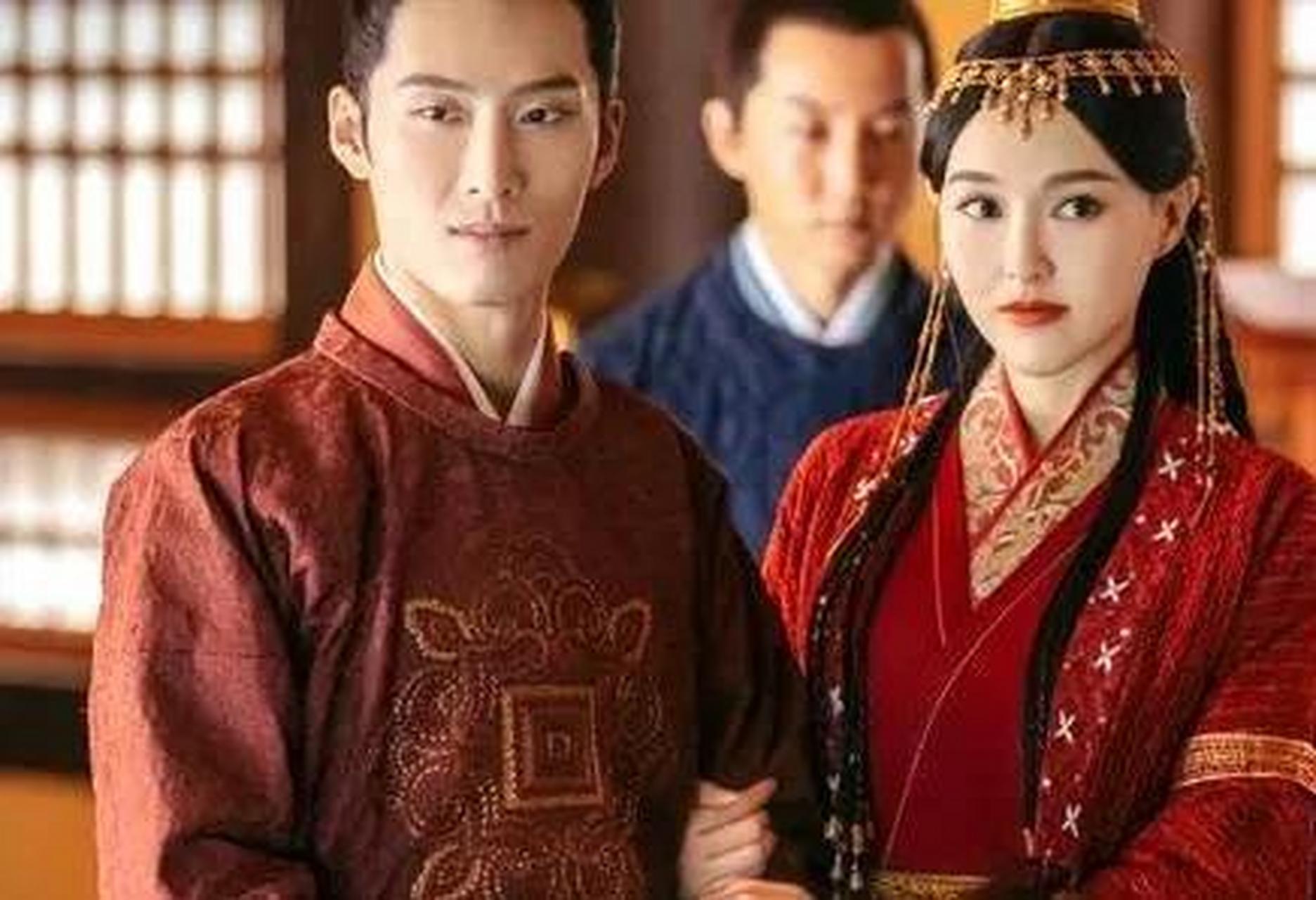 公元982年,辽景宗去世不久,萧太后就将初恋情人韩德让召进宫里,情意