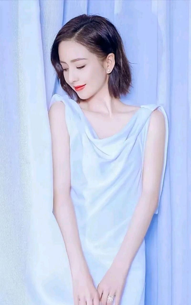 网友:佟丽娅身材依旧苗条纤细,穿着吊带裙展现出来的细长双臂和优越