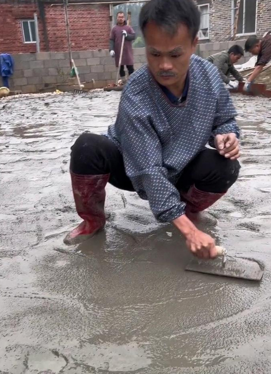 英叔,不做茅山道士,改行做水泥工了吗.