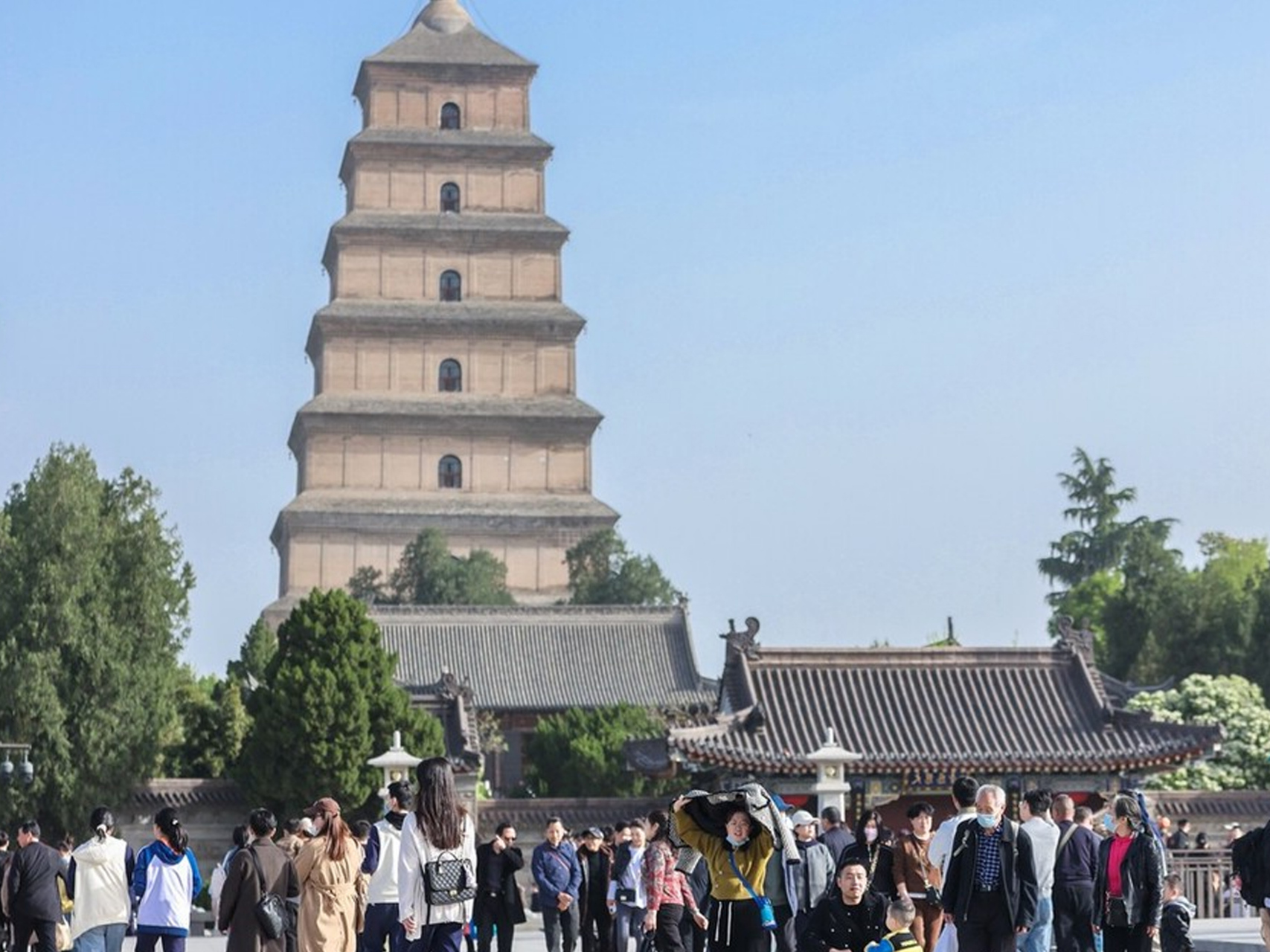 西安大雁塔景区游人如织.