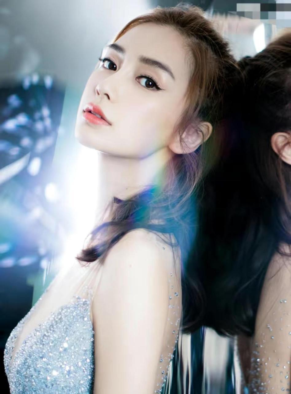 杨颖浅蓝色鱼鳞亮片礼服,优雅高贵气质满分