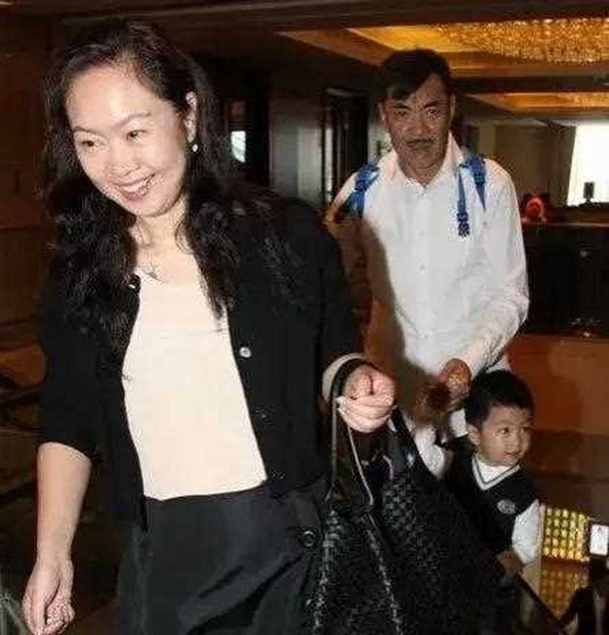 刘威和妻子王晓宇,13岁儿子刘俊麟的合影,13岁儿子刘俊麟长大了,长的