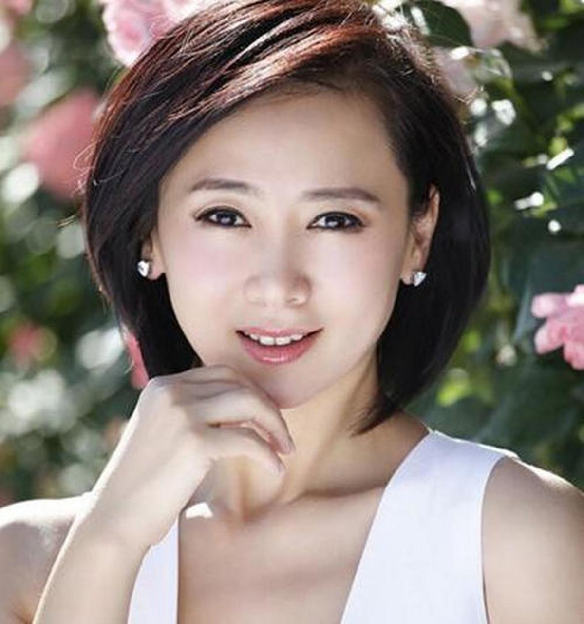 由于父母对她家教很严格,所以小时候翁虹非常守规矩,什么事都不敢越