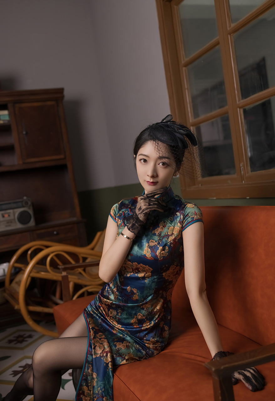 一袭古典韵味旗袍贵妇装扮,魅惑黑丝下修长玉足别是一番滋味#美女