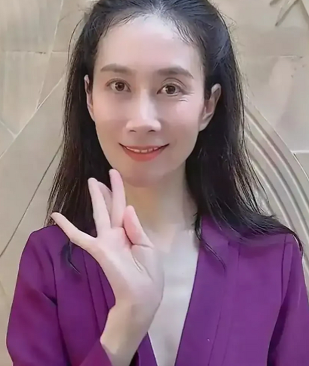 已经42岁的温峥嵘尽管有再好的保养品,鱼尾纹也是比较明显,嫁给了初恋