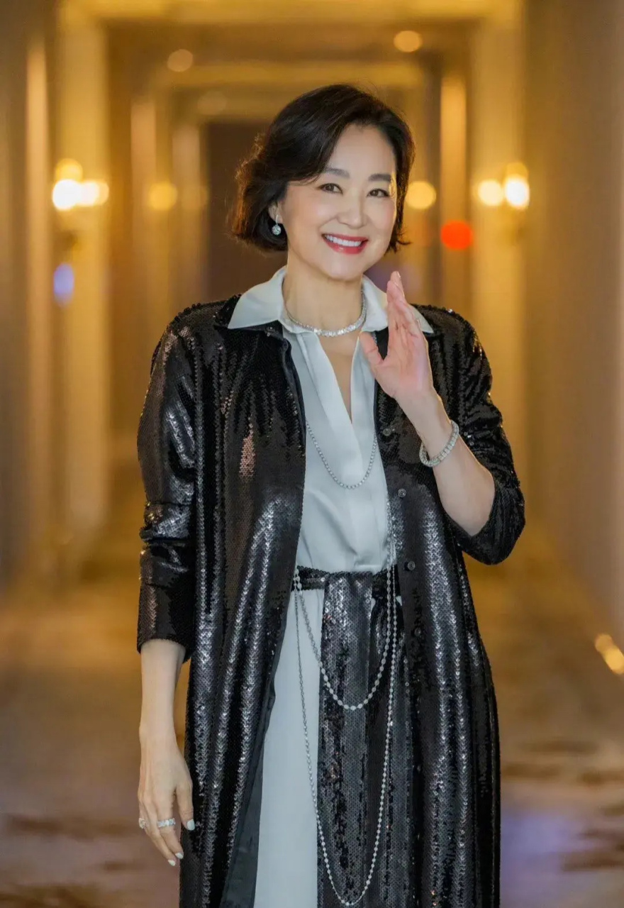 69岁林青霞获得金马奖终身成就奖,走红毯时,整个人看起来神采奕奕