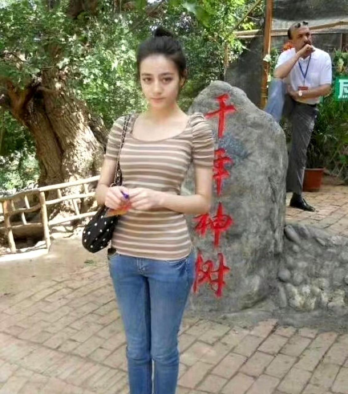 新疆女艺人素颜时期真的是天生带有加成效果啊,包括热巴,娜扎,白鹿