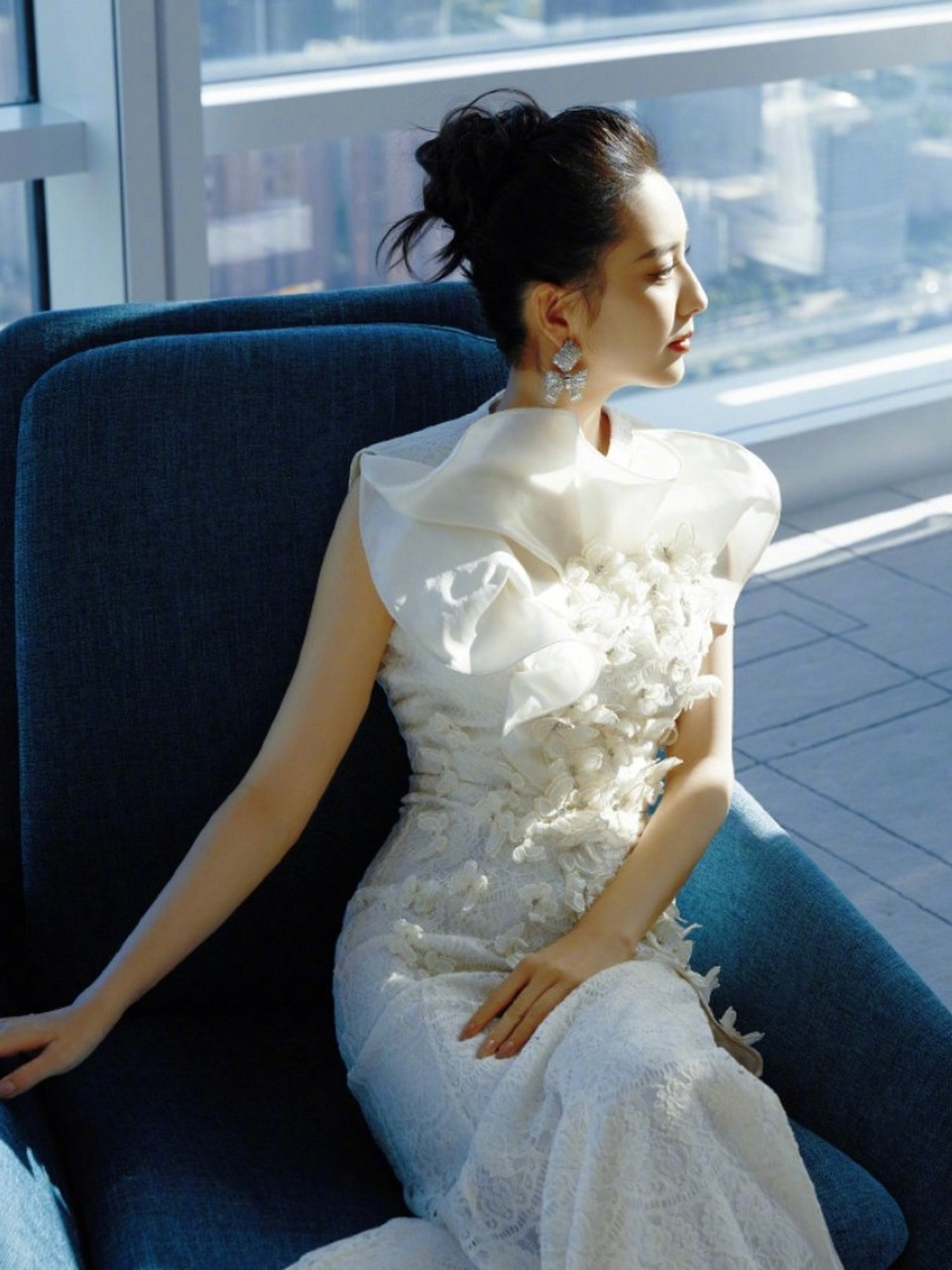 佟丽娅离婚后更丰腴,穿低胸裙好身材藏不住,39岁依旧似少女  关注娱乐