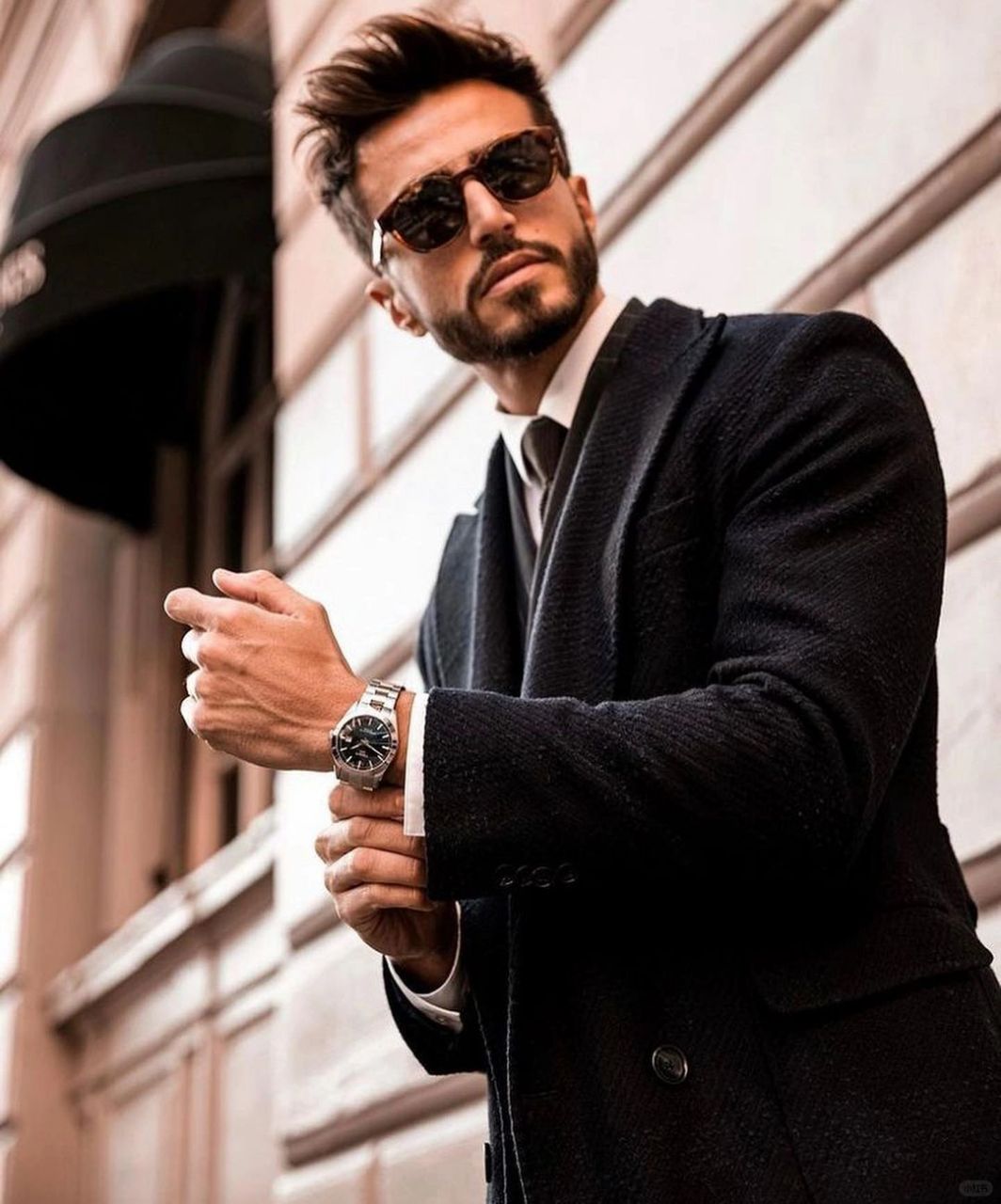 西装绝对是职场男性的必备战袍,一套有质感的西装是你重要场合的最佳