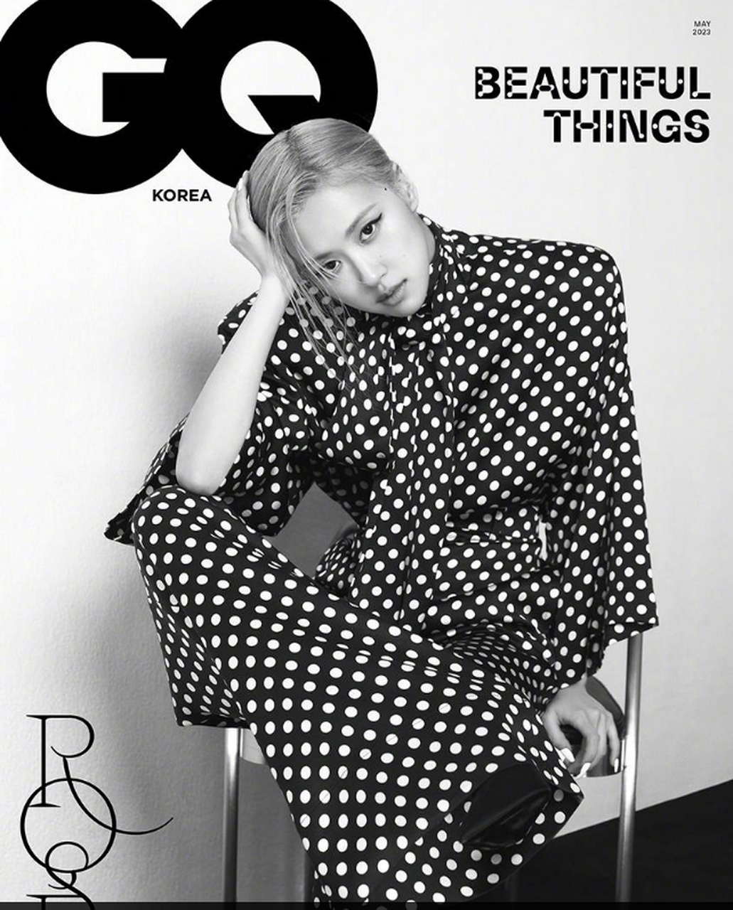 朴彩英穿抹胸搭西装展现s曲线 眼神勾魂表现力超绝  4月25日,朴彩英的