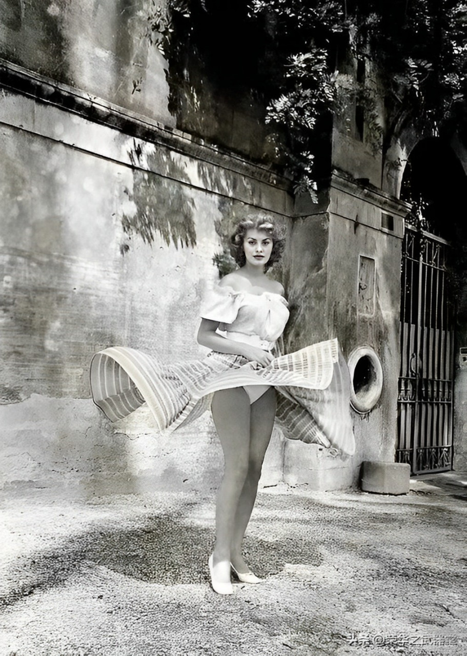 这是上个世纪60年代,意大利影星索菲亚-罗兰在自家庭院中拍摄的性感