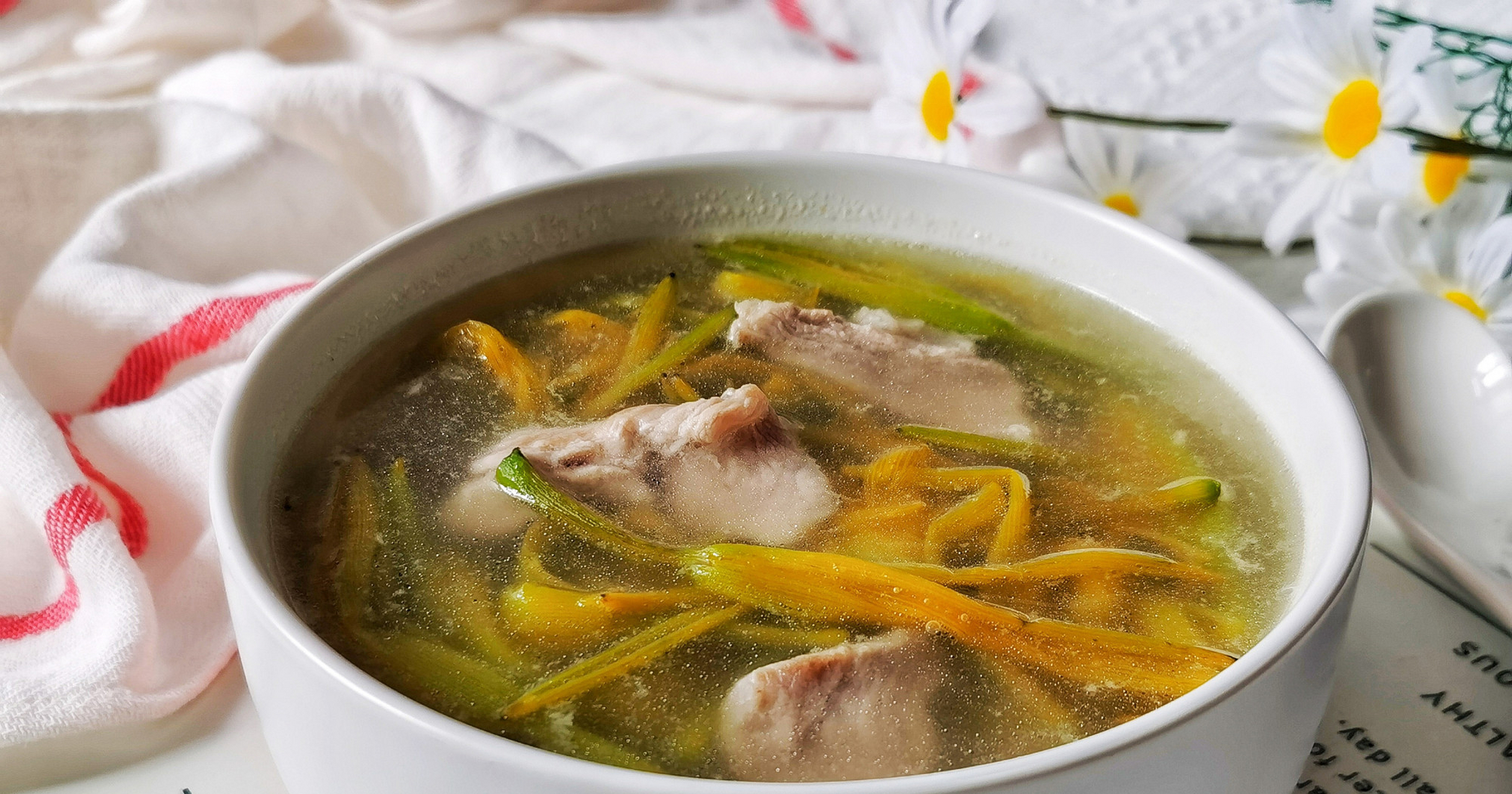 【黄花菜瘦肉汤】[悲伤] 食材:新鲜黄花菜0克,瘦肉一块,鸡精一勺,食用