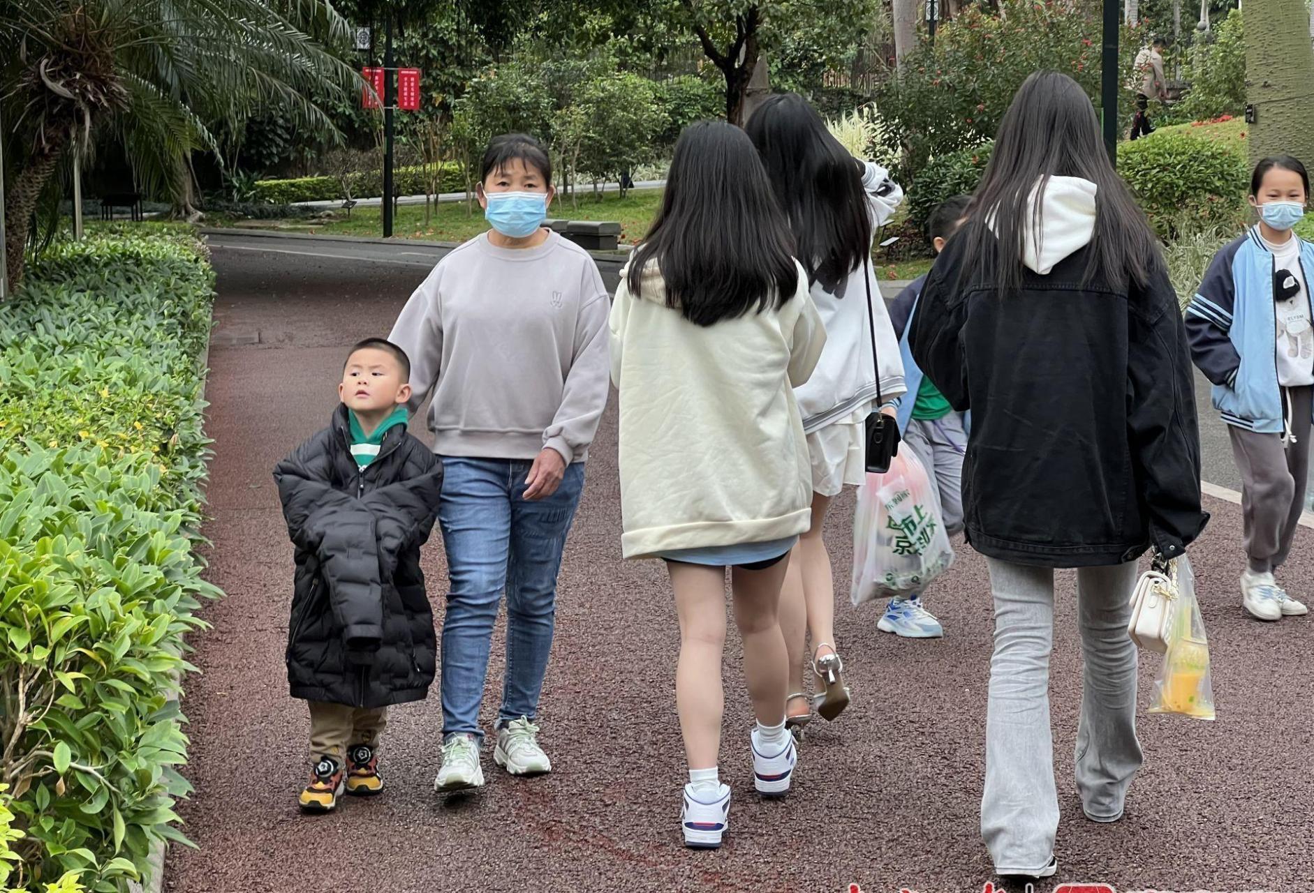 俗话说"二八月乱穿衣",意思是指在农历二月或八月,气温忽高忽低,变化