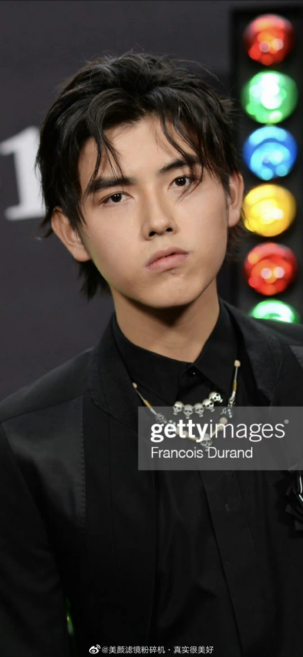 陈飞宇17岁的图被扒,除了遗传陈凯歌的嘴巴,眼睛鼻子真的帅的没法说.