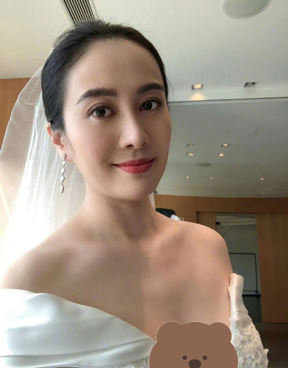 近日,43岁的香港女星叶璇在自己的社交网站上晒出自己的婚纱照,并且