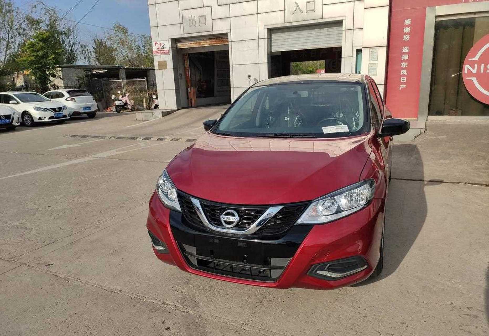 日产骐达,选了红色的但是黑顶要加2000!指导价11.39w,优惠完裸车9w多.