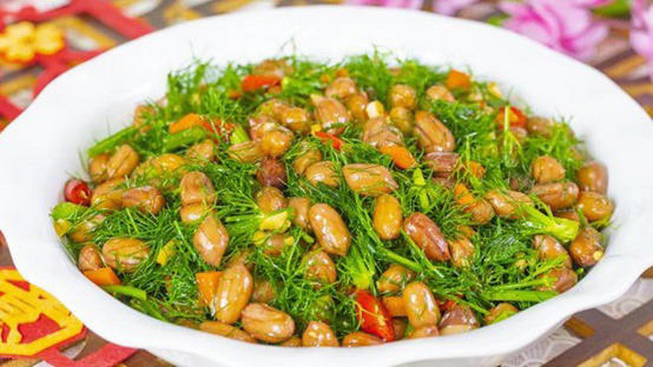 推荐食谱【茴香拌花生】  食材清单:茴香,花生米,胡萝卜,大蒜  1,红皮