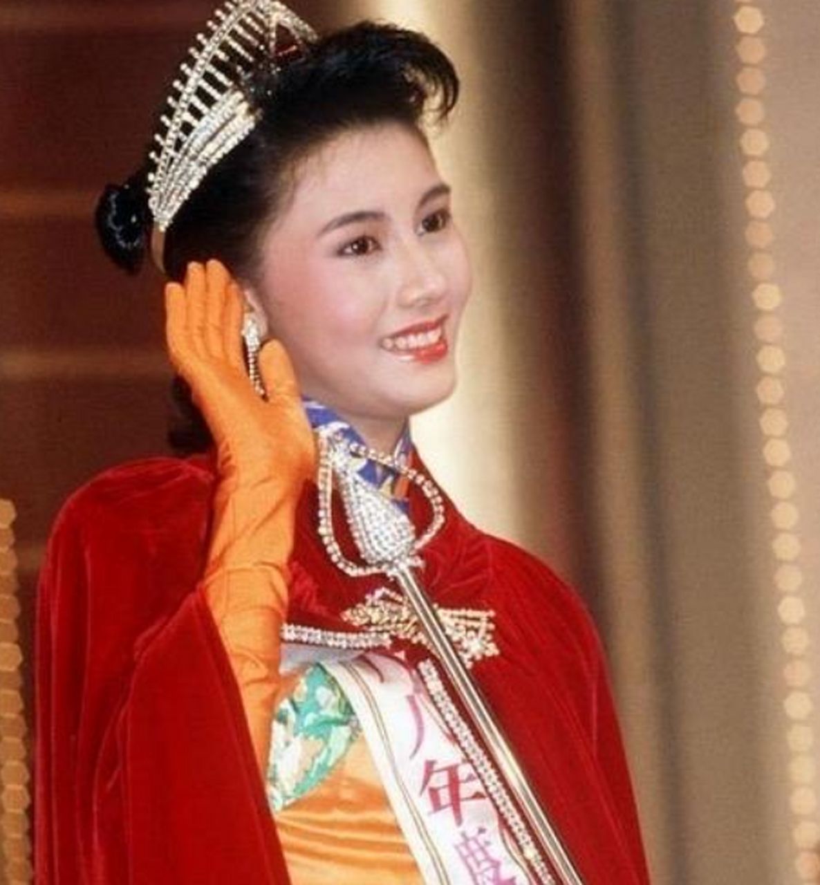 李嘉欣港姐冠军,当年她夺冠时激动的心情难以言表,镜头里的她大口喘着