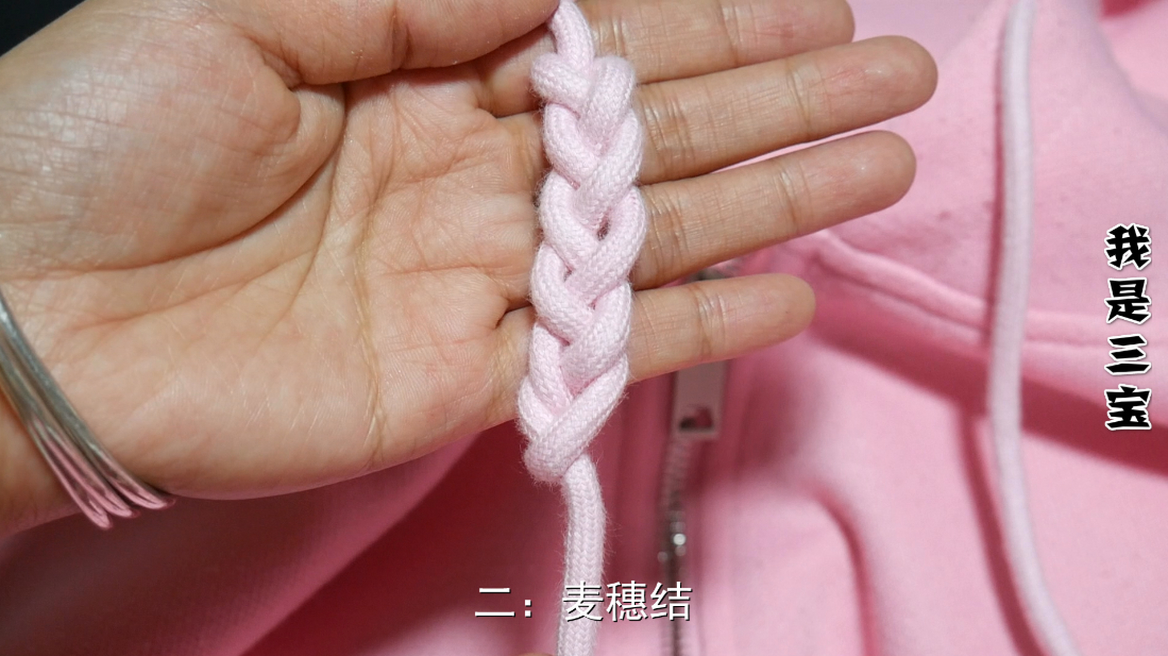 卫衣舒适又百搭,不过卫衣抽绳太长显得松垮又邋遢.